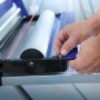 LUX Kleistergerät mit Rollenhalterung in Benutzung, Detailaufnahme der Einstellung.