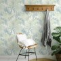 Erismann Vliestapete Forest Dreams mit grünem Monstera-Blattmuster im Wohnraum.