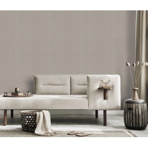 Beige Erismann Vliestapete Opus Ameroso mit Textilstruktur an Wohnzimmerwand.