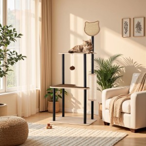 Stabiler Fudajo Kratzbaum aus Metall, Holz & Sisal. Katze auf Liegefläche, mit Spielball & Kratzbrett im modernen Wohnzimmer.