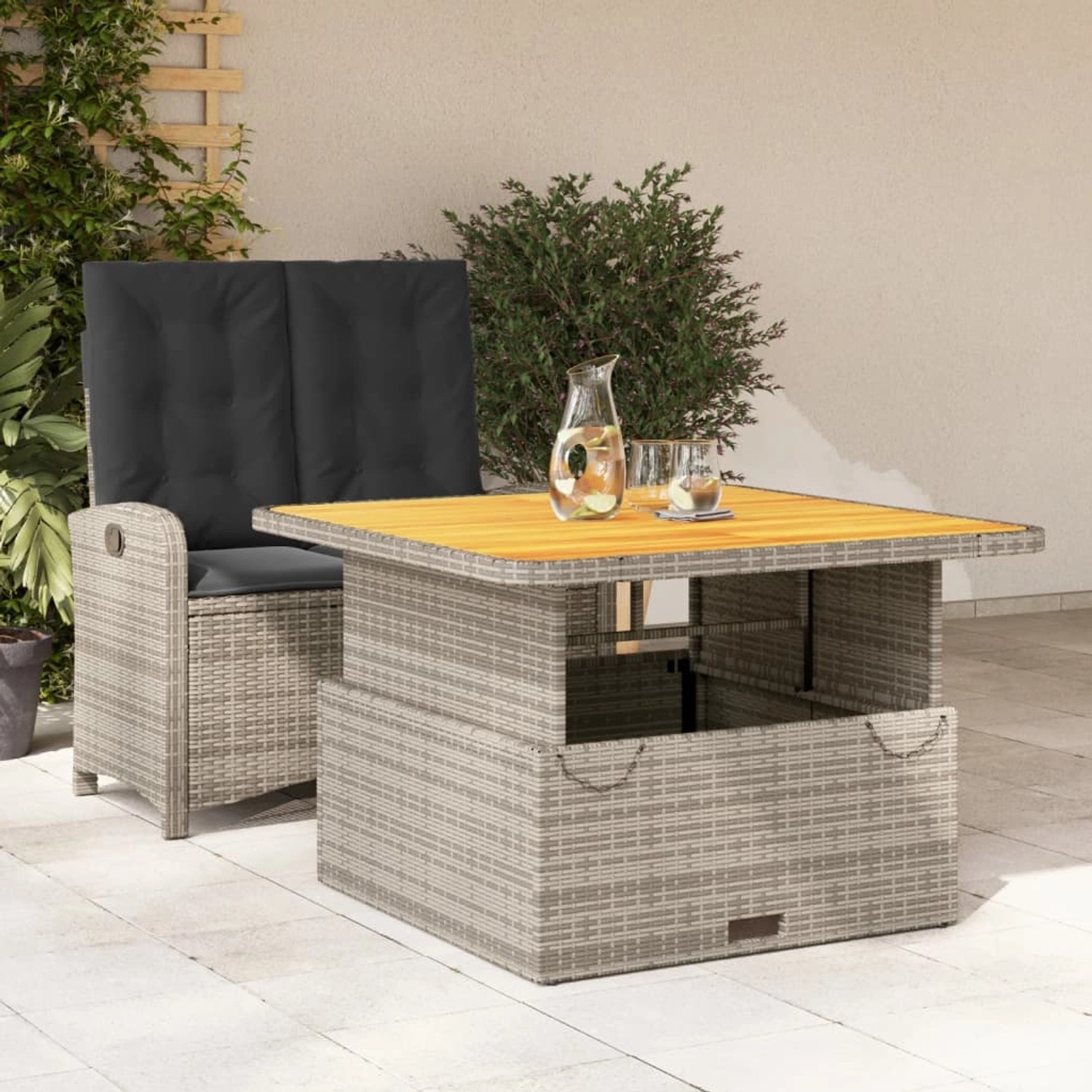 2-tlg. Garten Essgruppe aus grauem Rattan mit Tisch und Sessel mit Kissen.