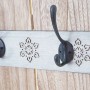 Wandgarderobe C89 im Shabby-Look, naturbraun, mit 8 Haken und dekorativen Fräsungen.