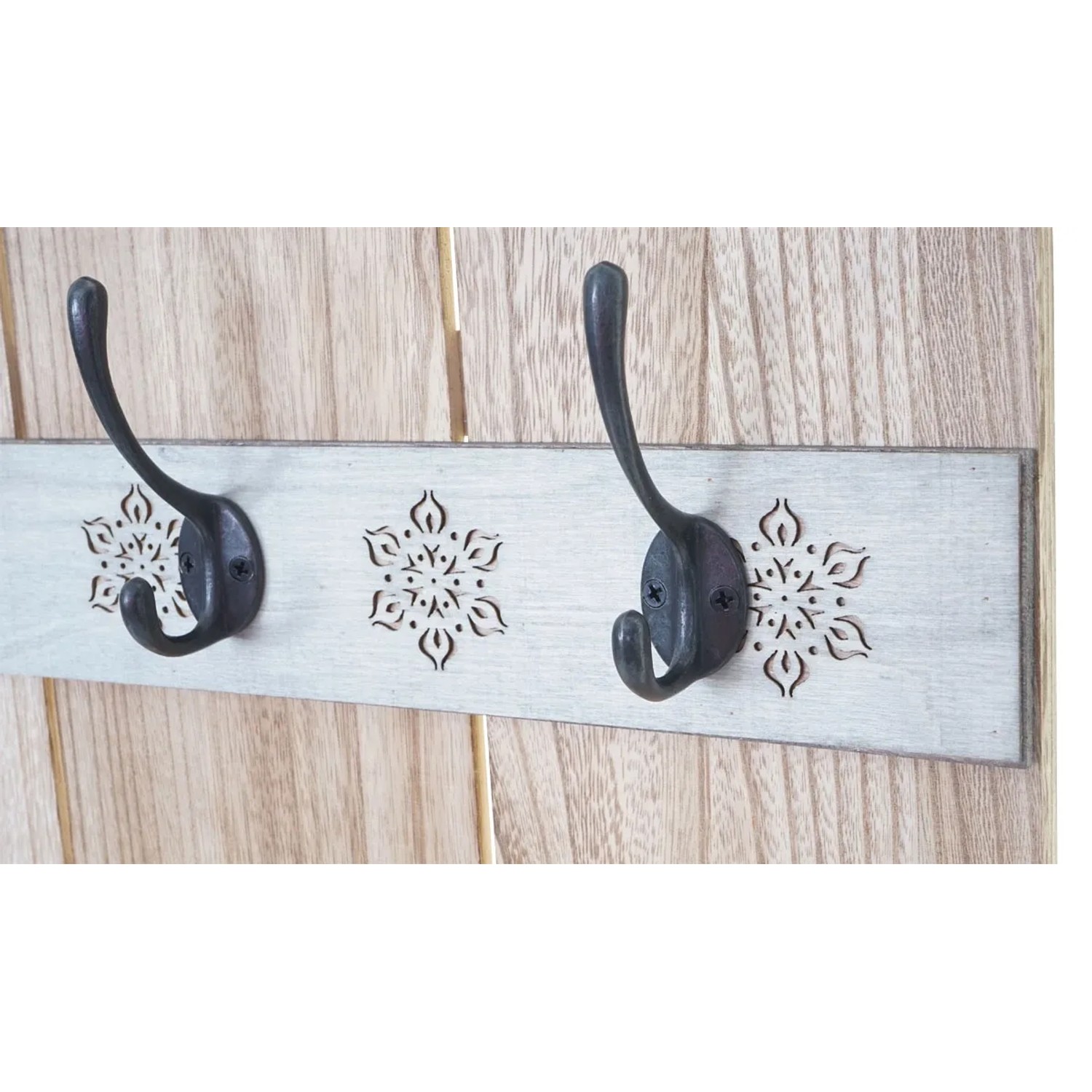 Wandgarderobe C89 im Shabby-Look, naturbraun, mit 8 Haken und dekorativen Fräsungen.