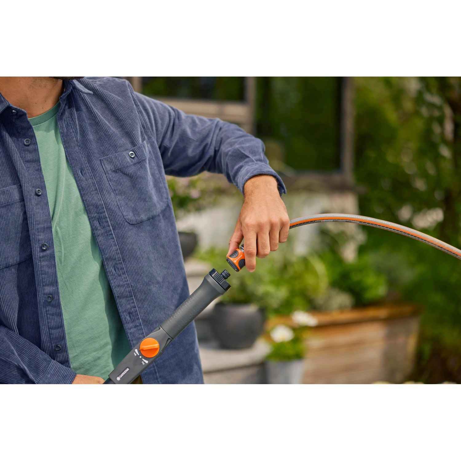 Gardena Cleansystem Teleskop-Stiel M-XL mit Gartenschlauch-Anschluss.