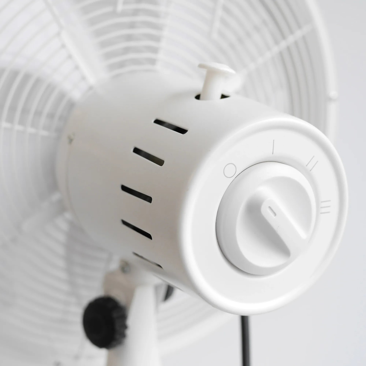 Detailaufnahme: Weißer Vasner Standventilator Ventury S mit Geschwindigkeitsregler.