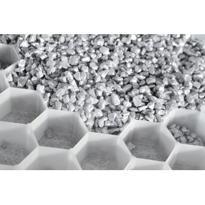 Weiße Kiesstabilisierungsplatte mit Kiesfüllung. Ideal für Gartenwege und Einfahrten.