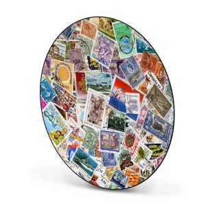 Runde, schwarze Banjado Magnettafel mit Briefmarken-Motiv als Wanddekoration.