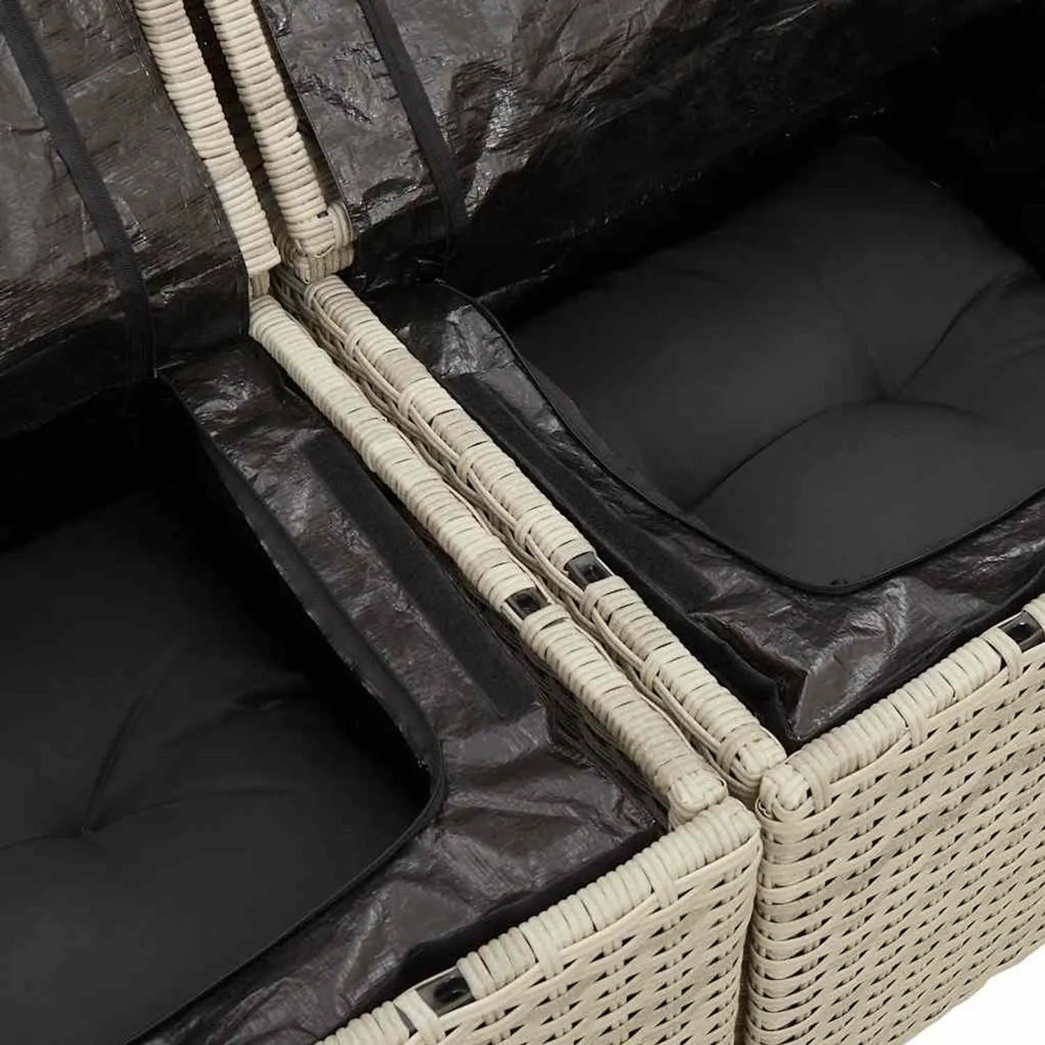 Detailansicht: Hellgraue vidaXL Garten-Sofagarnitur aus Rattan mit Staufach und dunklen Kissen.