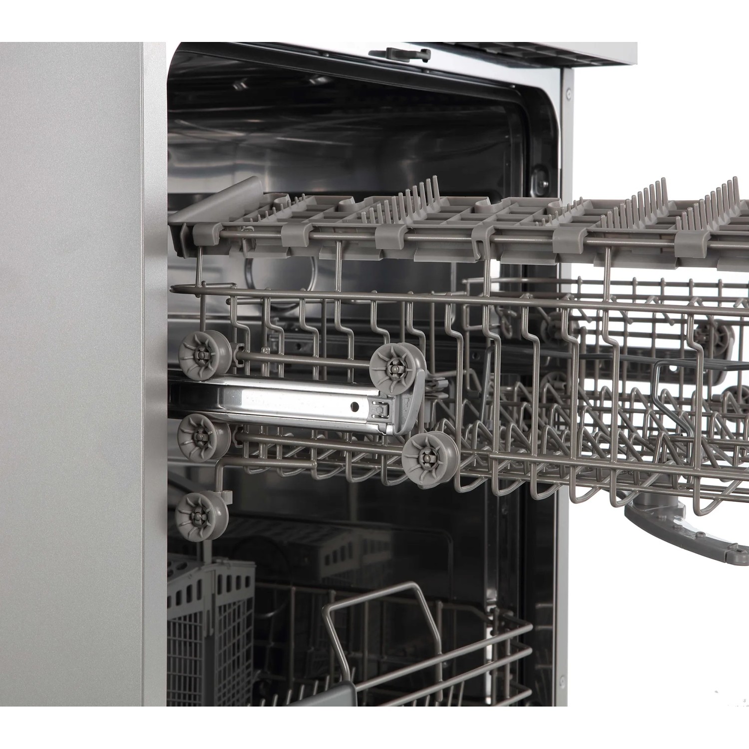 Innenansicht Respekta Unterbau-Geschirrspüler Bena 60 cm Silber mit Geschirrkörben.