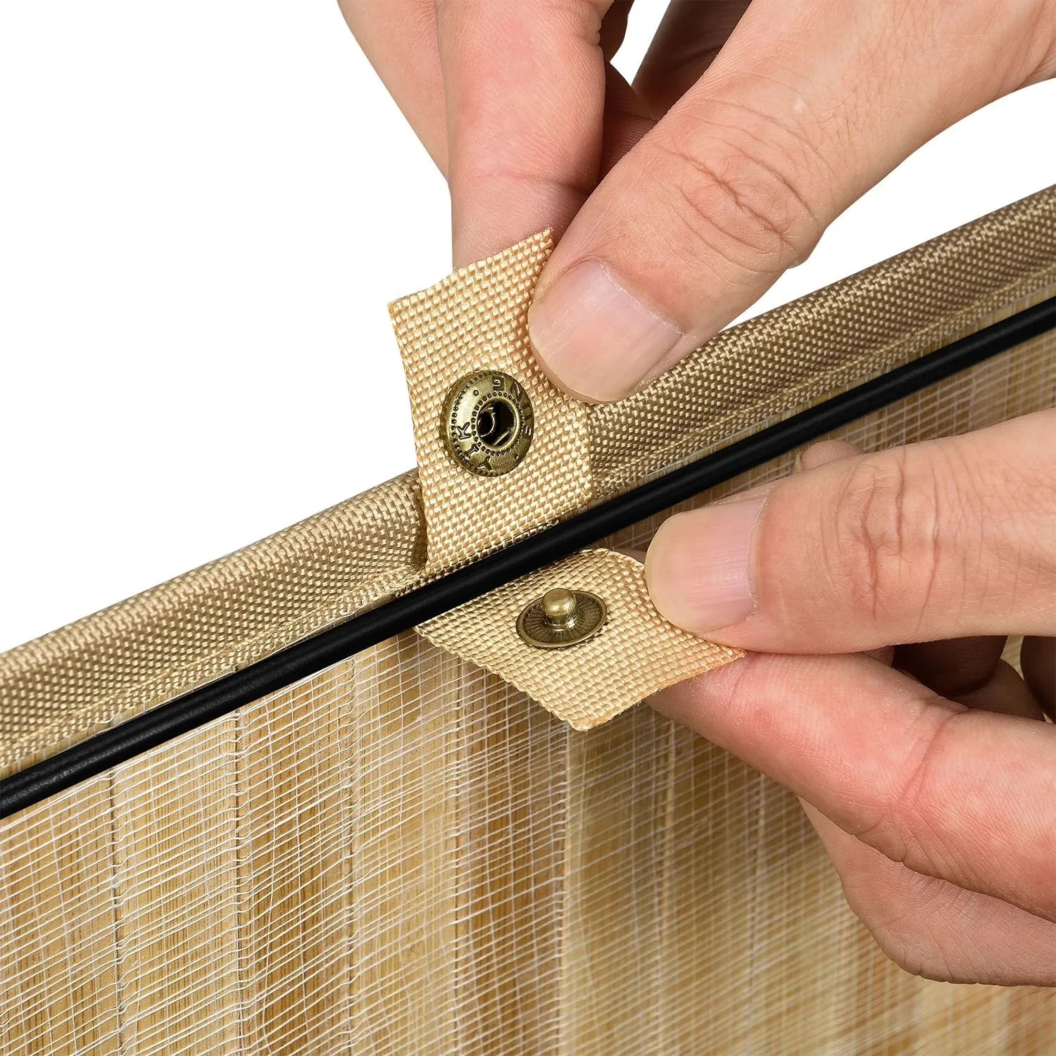 Detailaufnahme: Juskys Bambus Wäschekorb Curly mit Wäschesack, Druckknopfverschluss.