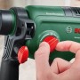 Detailaufnahme: Bosch UniversalHammer 18V Akku-Bohrhammer mit rotem Einstellknopf.