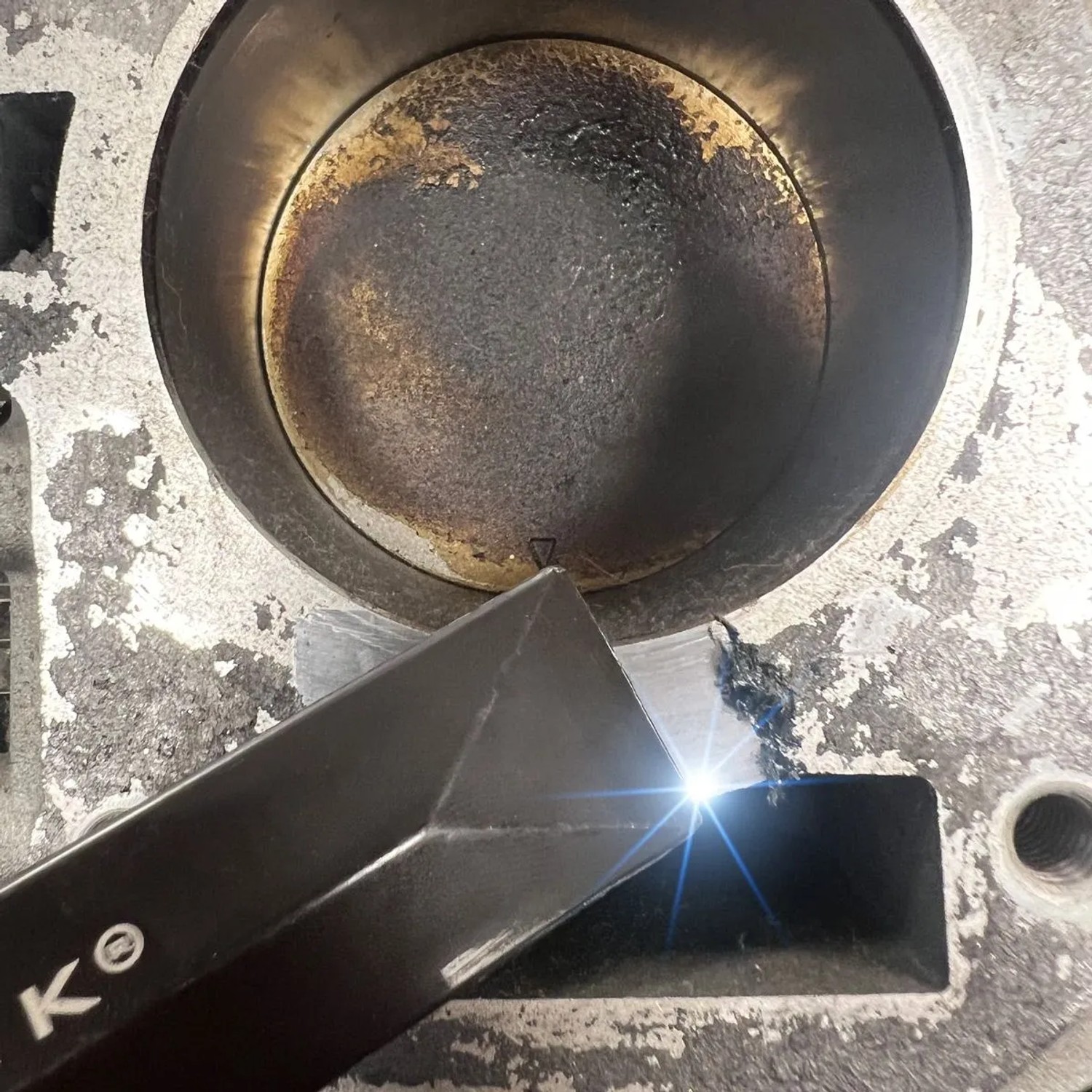 STAHLWERK Kunststoffschaber-Set im Einsatz zur Karosseriereparatur an Motorblock.