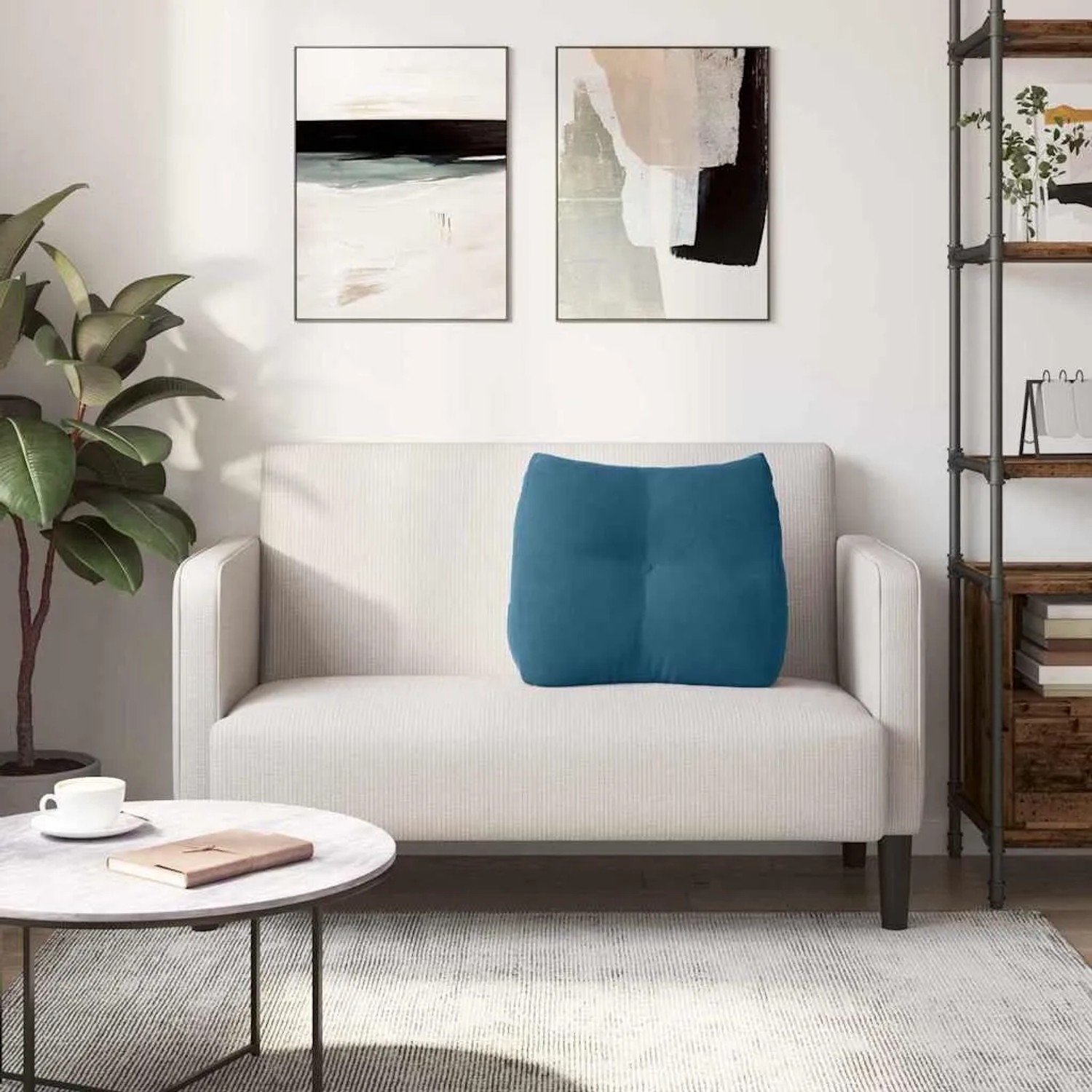 Blaues Samt-Rückenkissen mit Knöpfen auf hellem Sofa. Ergonomisches Kissen für Komfort im Wohnzimmer.