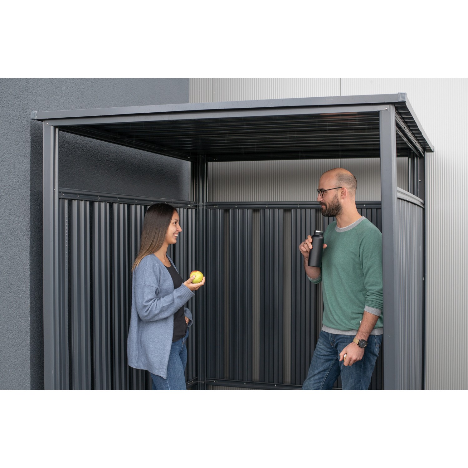 Westmann Fahrrad- und Rauchunterstand, anthrazit, mit zwei Personen.