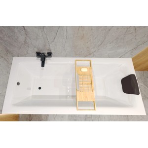 Weiße Rechteck-Badewanne TALIA mit schwarzem Wasserhahn, Bambus-Ablage und Kopfstütze in modernem Bad.