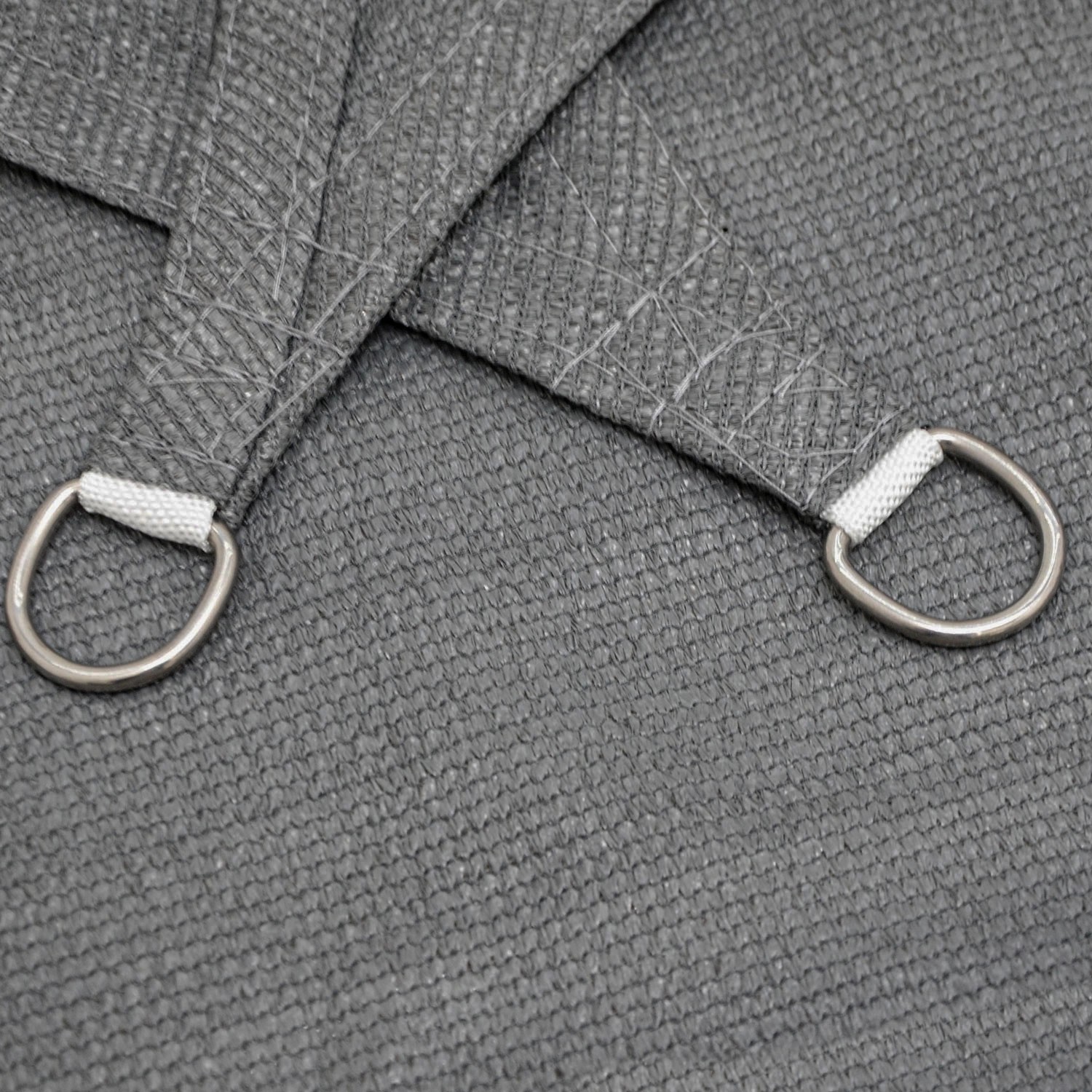 Detailaufnahme eines grauen, rechteckigen AMANKA Sonnensegels (1x2m) mit D-Ring.