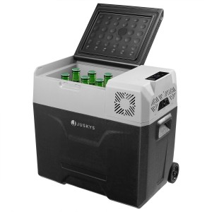 Juskys Kühlbox Yukon 50 Liter mit Kompressor, grau, mit Getränken, Rollen und Teleskopgriff.