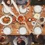 Gedeckter Tisch mit Wasserhyazinthe Tischsets, Speisen und Personen.