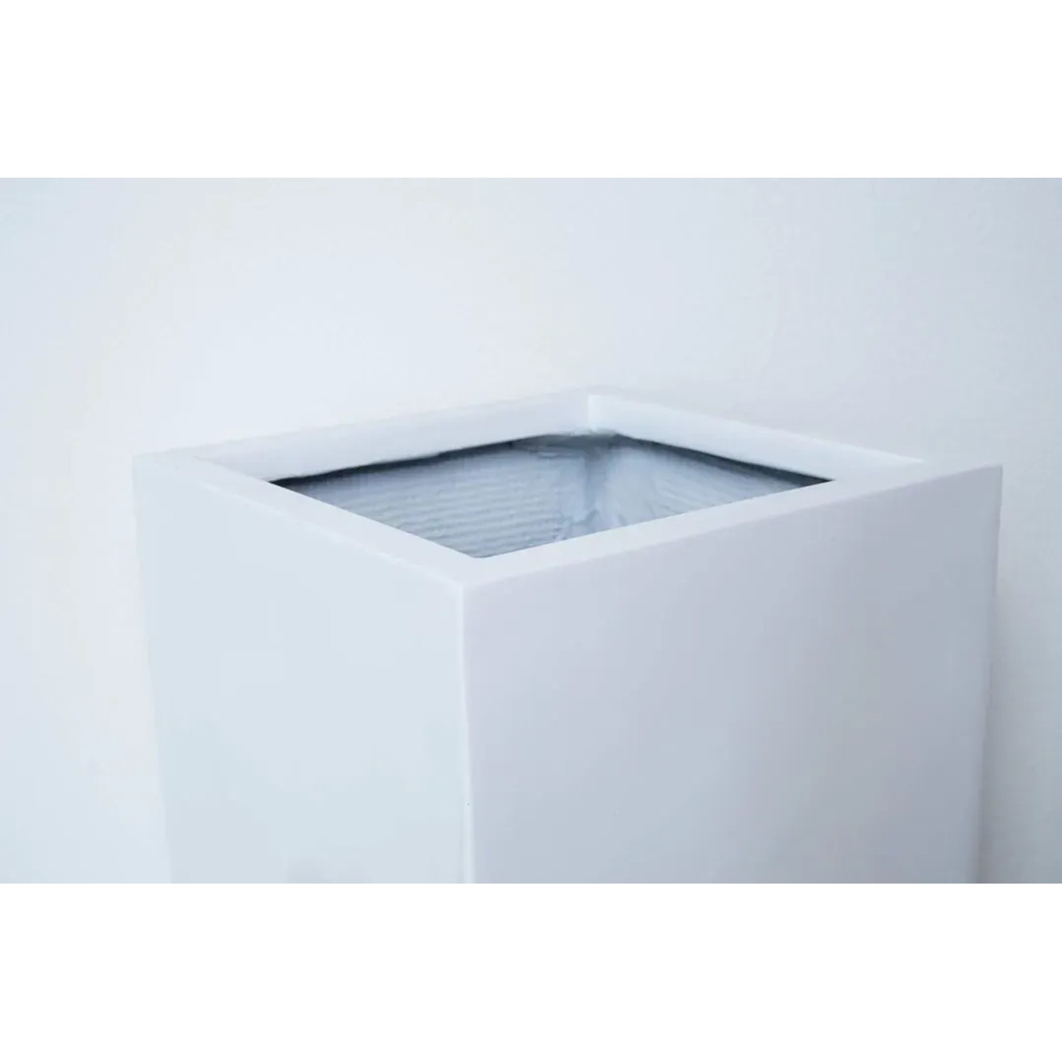 Eleganter, hochglanz-weißer Pflanzkübel Säule aus Fiberglas, 30x30x68cm, für Innen- und Außenbereich.