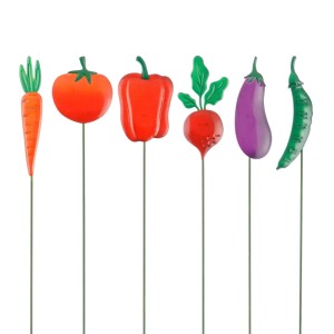 Sechs farbenfrohe Gartenstecker mit Gemüse-Motiven: Karotte, Tomate, Paprika, Radieschen, Aubergine, Chili.