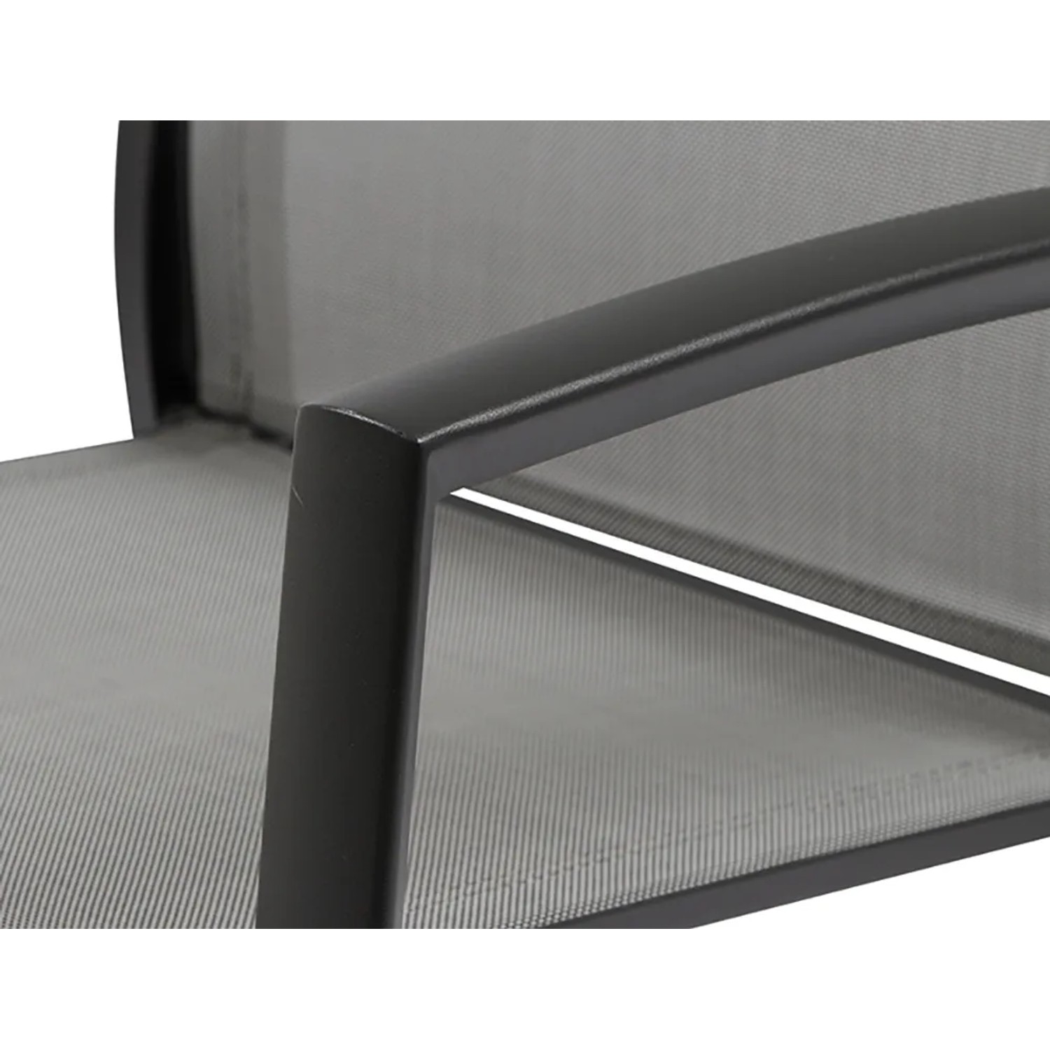 Detailaufnahme: Anthrazitfarbener Sessel aus dem Siena Garden Dining-Set Velia. Aluminiumgestell, Ranotex-Gewebe.