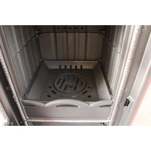 Brennraum des Plamen Maestral N Kaminofens mit Herdplatte, Gusseisen, 6,5 kW