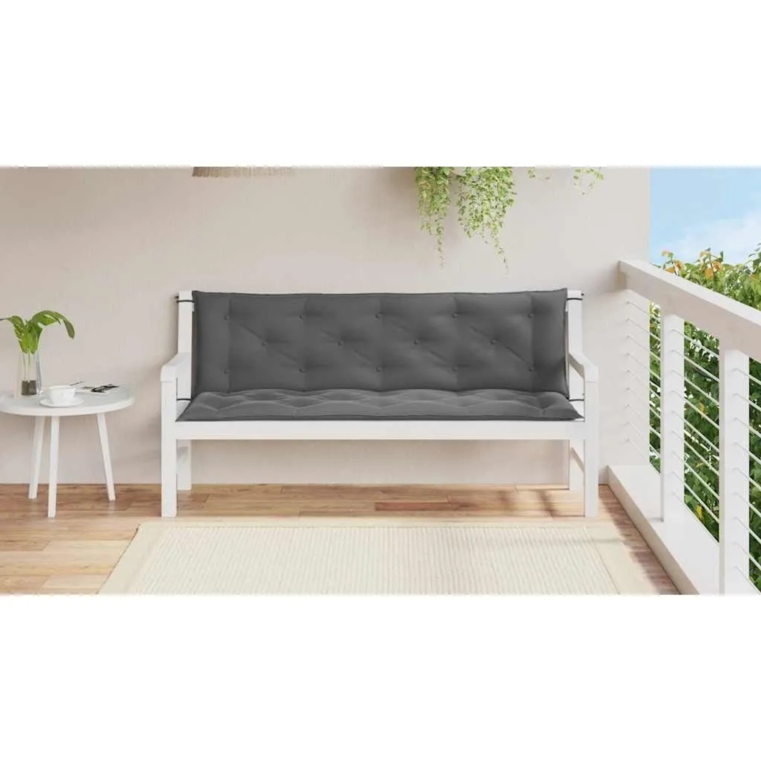 Anthrazitfarbene Gartenbank-Auflage, getuftet, auf weißer Gartenbank. Ideal für Sitzkissen & Gartenstuhlauflagen.