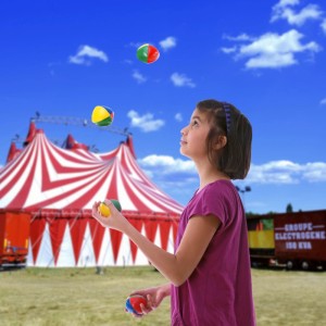 Mädchen jongliert bunte Relaxdays Jonglierbälle vor Zirkuszelt. 5er Set Kunststoff Sandgefüllt für Sport & Fitness.
