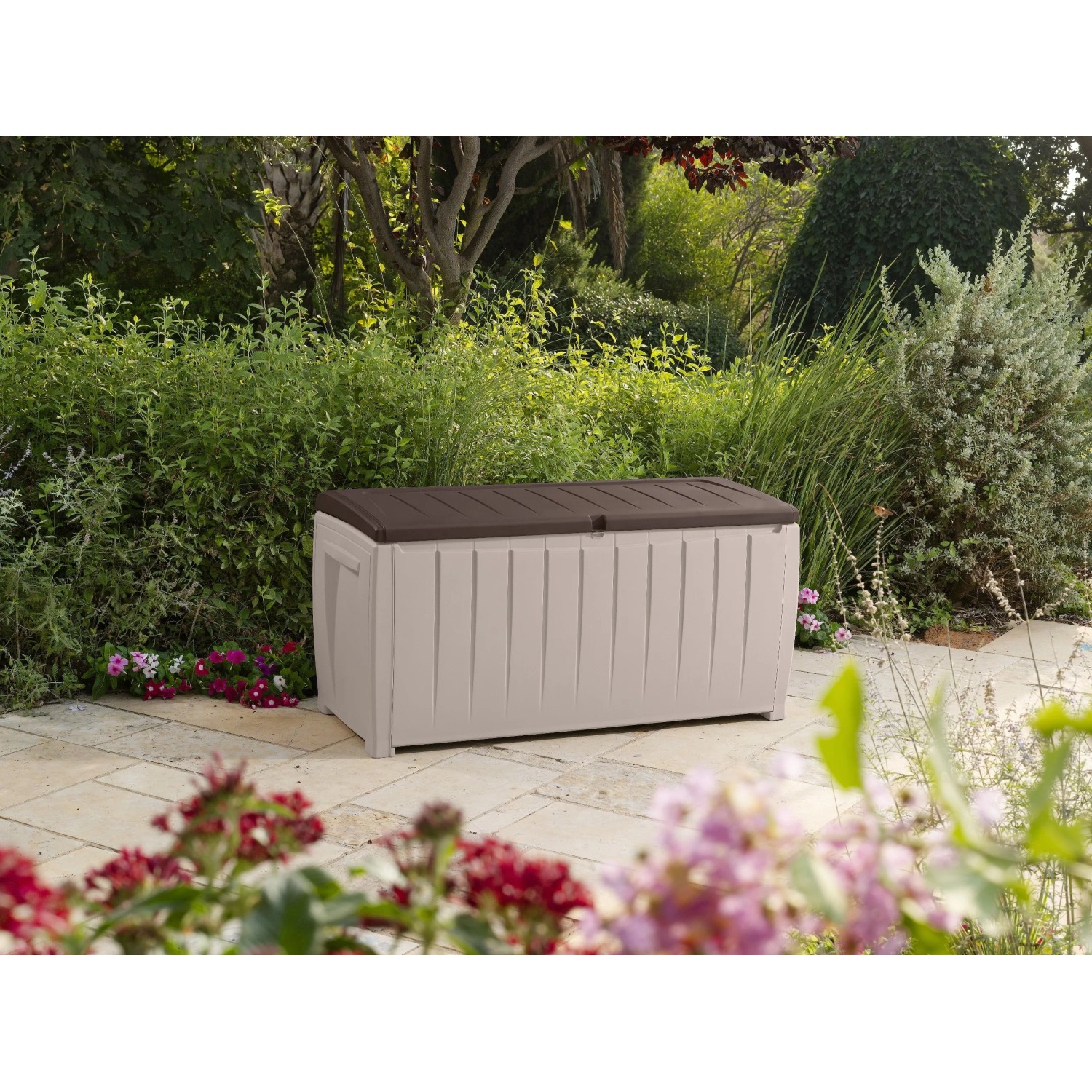 Keter Universalbox Novel Box, 340 L, beige/espresso, mit Sitzgelegenheit im Garten.