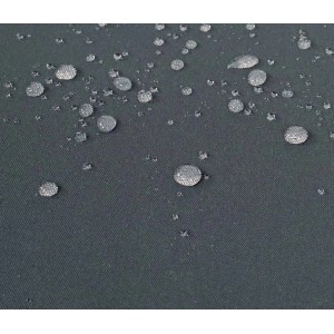 Detailaufnahme: Wasserabweisender Bezug der anthrazitfarbenen MCW Sonnenliege Cesena mit Wassertropfen.