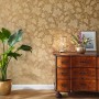 Rasch Vliestapete Trianon XIII 570472 in Mattgold mit Rankenmuster an der Wand.