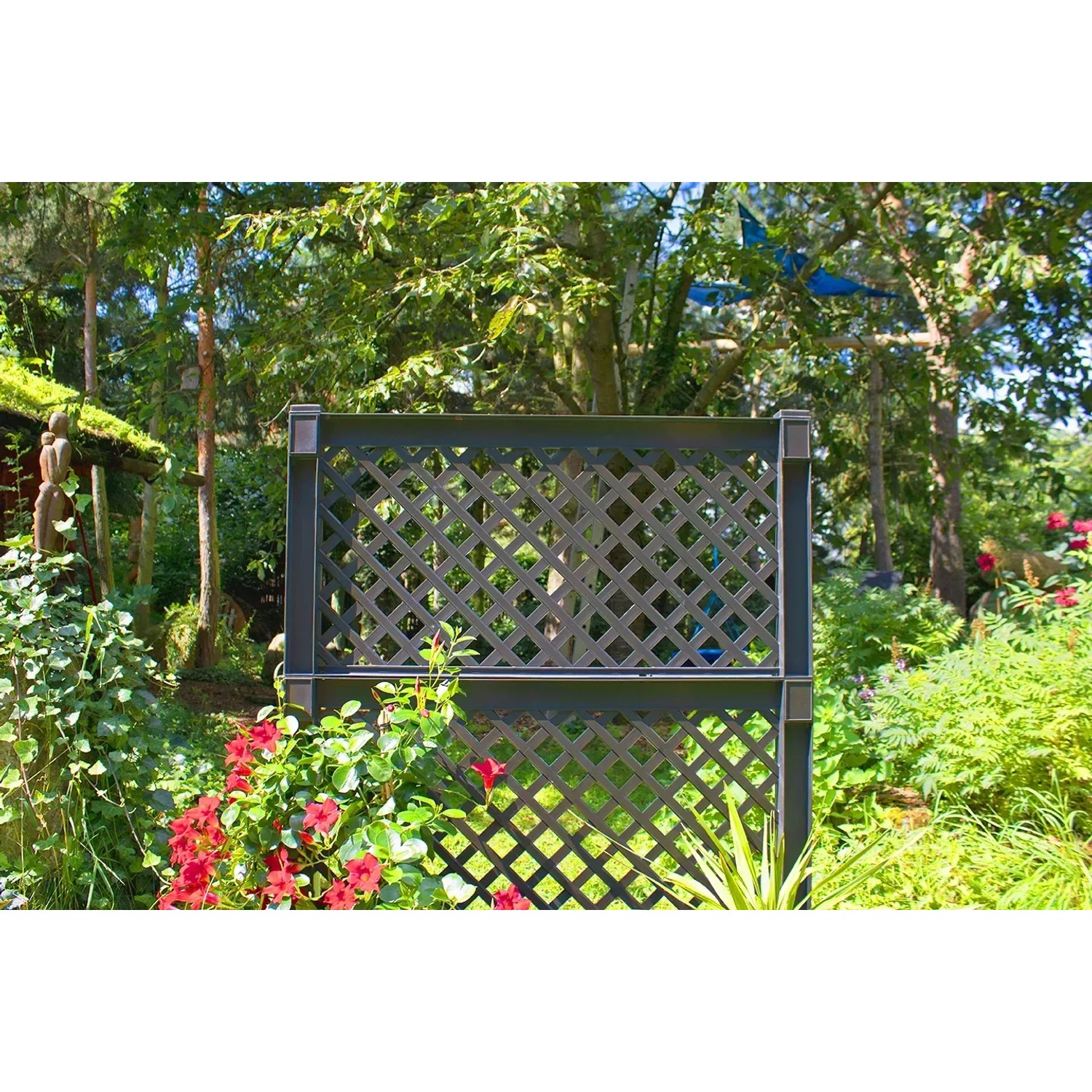 Anthrazitfarbener KHW Pflanzkasten mit Spalier (2-tlg.) im Garten, ideal für Rankpflanzen.