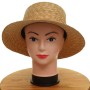 Weiblicher Mannequin-Kopf mit geschminktem Gesicht, trägt einen hellbraunen Strohhut mit breiter Krempe. Ideal für Präsentation.
