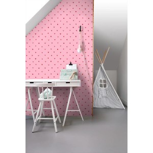 ESTAhome Vliestapete mit rosa Hintergrund und roten Herzchen, dekoriert ein Kinderzimmer mit Schreibtisch und Zelt.