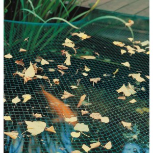 Grünes Teichnetz 3x2m über Teich mit Blättern, schützt vor Laub.