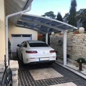 Weißer Ximax Carport Portoforte-80 mit Auto. Moderner Metallcarport mit gebogenem Dach und Regenrinne.