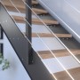 Detailansicht der Treppe Kos: Buche Natur, anthrazitfarbenes Metallgeländer, Edelstahlstäbe.