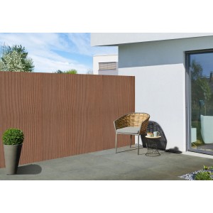 Floraworld Sichtschutz Premium Plus, 180x300 cm, hellbraun, auf Terrasse mit Stuhl und Tisch.