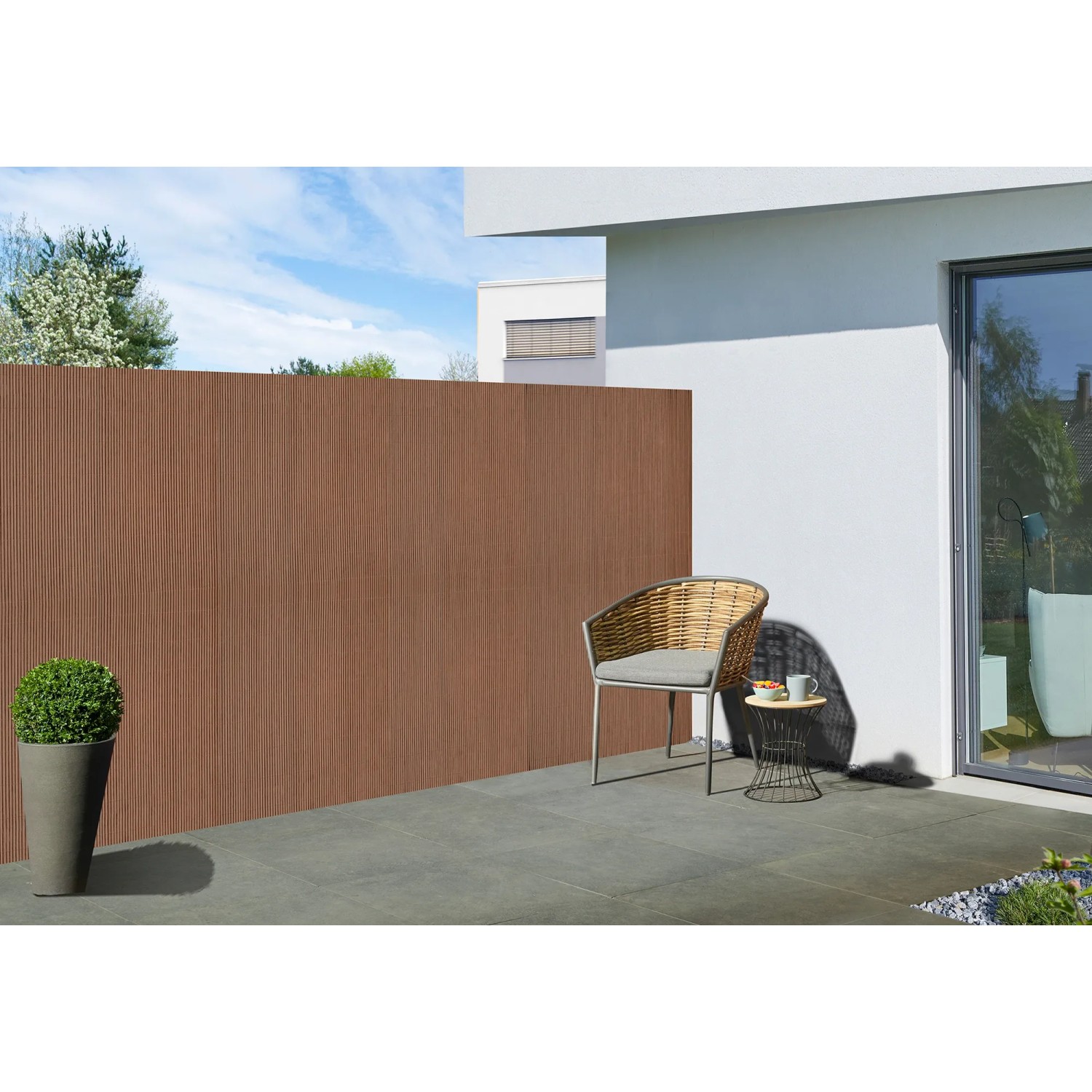 Floraworld Sichtschutz Premium Plus, 180x300 cm, hellbraun, auf Terrasse mit Stuhl und Tisch.