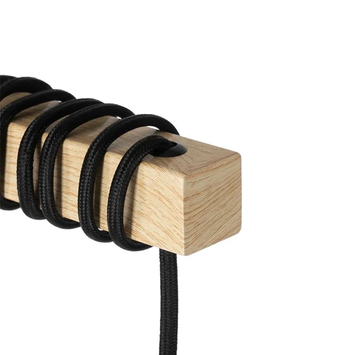 Detailaufnahme der QAZQA Chon Stehlampe: Holzblock mit schwarzem Kabel. Innenleuchte für Wohnraum.
