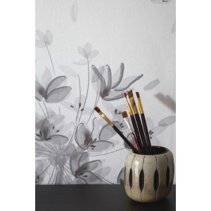 Schöner Wohnen Fototapete Floral Grau-Beige mit Pinsel im Topf vor der Tapete.