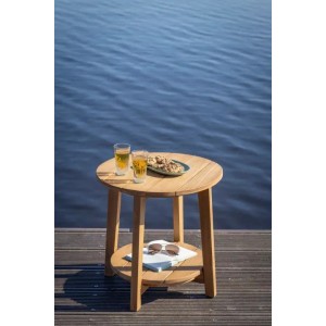 Runder GarWoh Beistelltisch Milton aus Teak (50 cm) mit Getränken und Snacks am Wasser.
