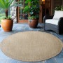 Beiger, runder Ayyildiz Outdoor-Teppich Giza (120x120cm) auf einer Terrasse.