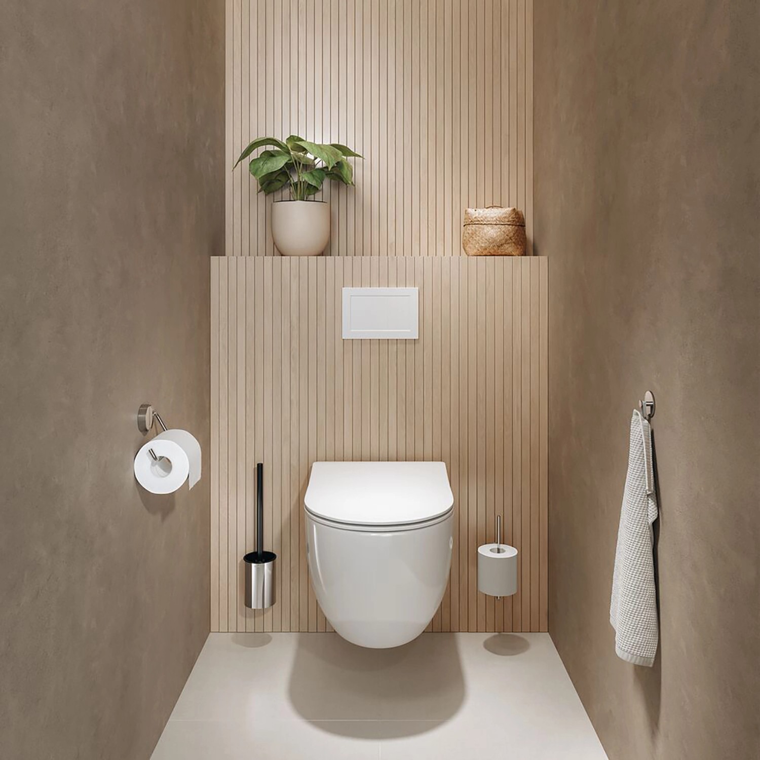 Tiger Toilettenbürste Ace mit Halter, Edelstahl poliert, im modernen Badezimmer.