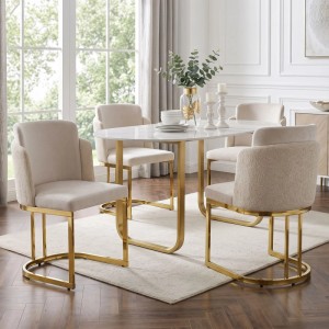 Vier beige Esszimmerstühle im Set, mit Chenille-Bezug und glänzendem Goldgestell, an einem Esstisch. Modernes, gepolstertes Design.
