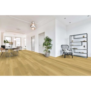 Heller Klebe-Vinylboden Elia Oak in Lang- und Breitdielenoptik im modernen Wohnzimmer. Authentische Holzmaserung.