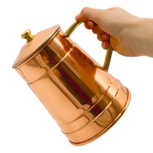 Glänzender Kupfer-Wasserkocher 1,5 L mit Messinggriff, von Hand gehalten. Ideal für Tee & Kaffee in der Küche.