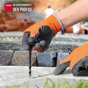 Noor Erdanker 20cm zur Befestigung von Unkrautfolie im Einsatz.