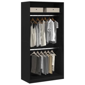 Offener Kleiderschrank in Schwarz Eichen-Optik mit Regalen und Kleidung an Kleiderbügeln.