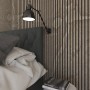 Akustikpaneel Steinfurnier Tan im Schlafzimmer mit Lampe und Bett für verbesserte Raumakustik.